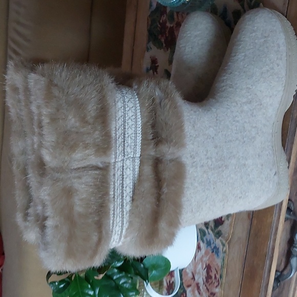 "VILKS" Felted winter boots size 10...Never worn. - Picture 2 of 2